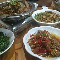 値段も安く、味もよい、昔の中国を感じさせる店内、本場湘菜と白酒美味美味