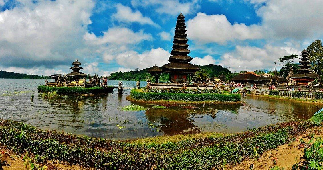 Lake Beratan, địa danh nổi tiếng của không chỉ Bali mà cả thế giới. Năm 2024, bạn sẽ được trải nghiệm sự yên bình và tuyệt đẹp của hồ Lake Beratan qua lăng kính của chúng tôi. Hãy đón xem hình ảnh để mơ mộng về một chuyến du lịch đáng nhớ tại Bali!