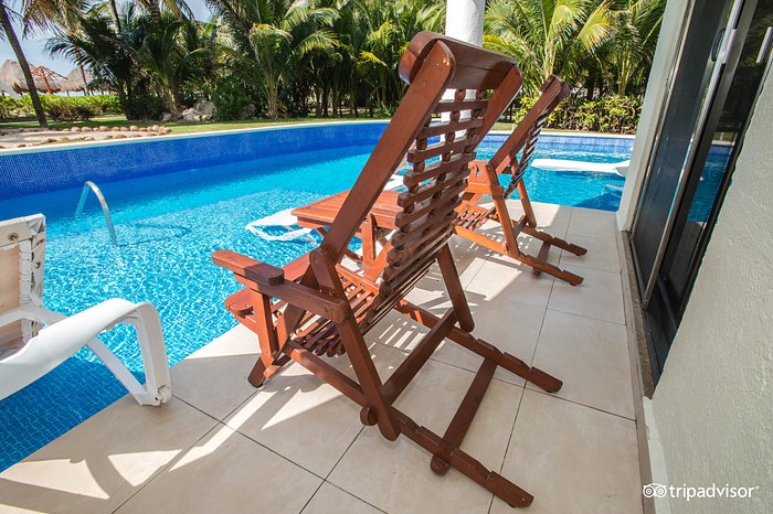 The Swim-Up Suite at the El Dorado Royale