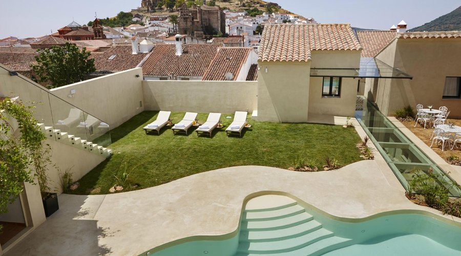 Vistas desde la piscina al  Castillo de Aracena Hotel Restaurante Galería Essentia
