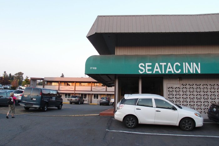 Seatac Inn And Airport Parking Shuttle Bus Service: Pictures & Reviews ...