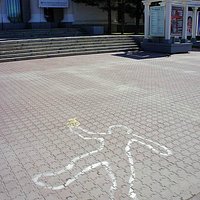 силуэт перед входом в филармонию