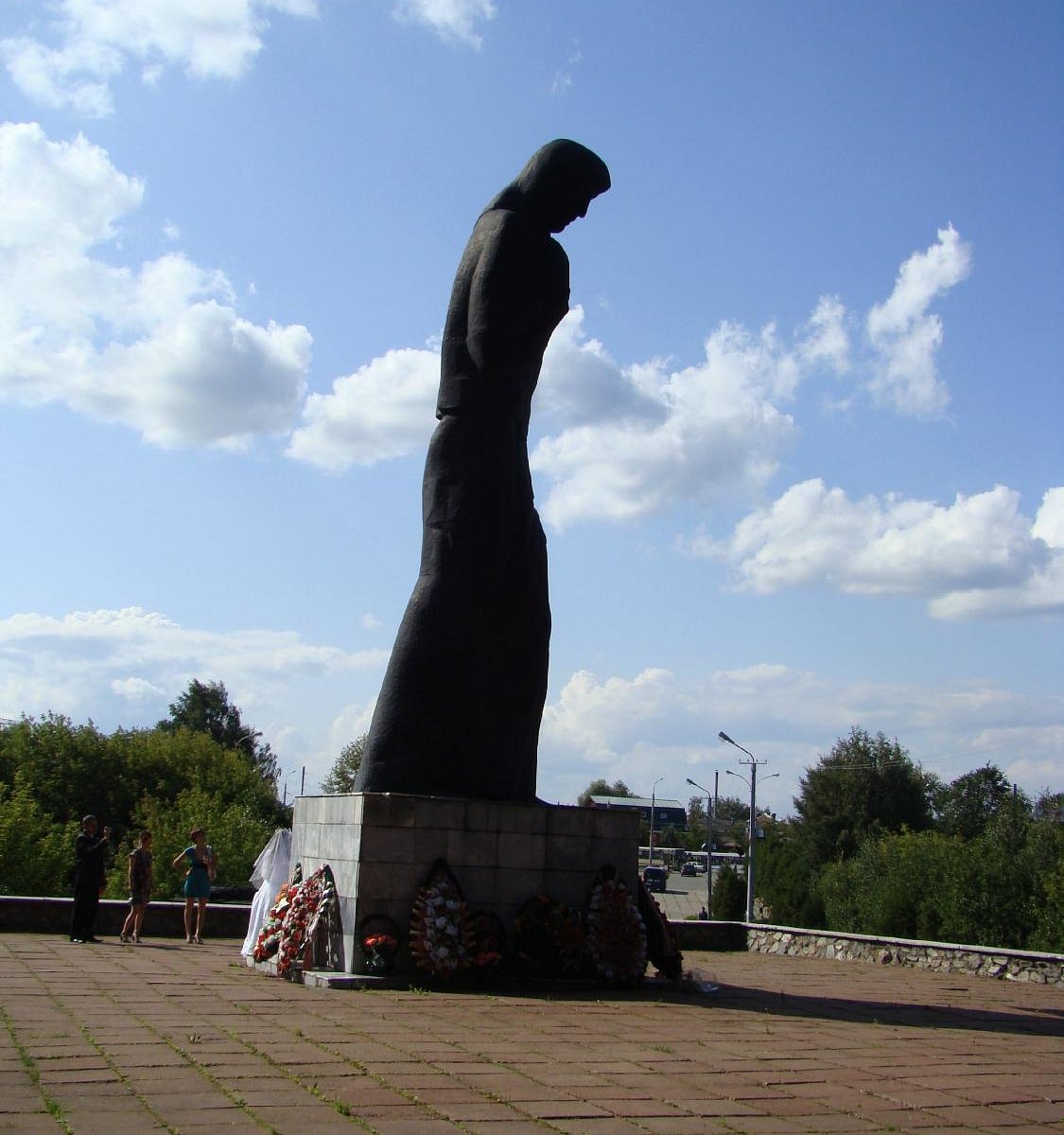 Скорбящие матери где находится. Мемориал Скорбящая Пермь. Монумент Скорбящая мать Пермь. Памятник Скорбящей матери Пермь. Мемориал Скорбящая мать Пермь.