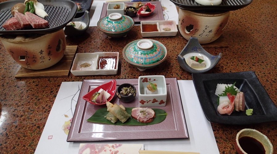 湯元館の前景、料理の一部、内湯と露天です。