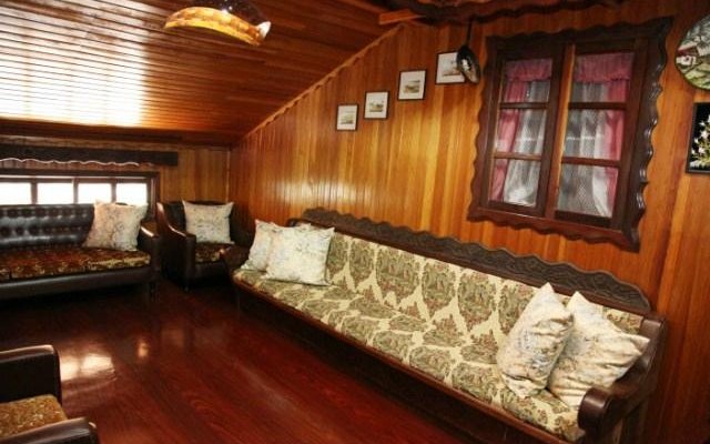 Sala de estar em estilo alpino