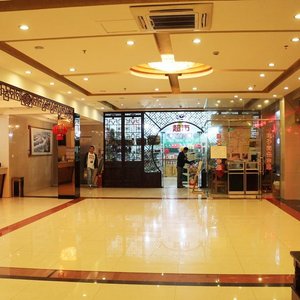 ロビーと店内原住民風コンビニ