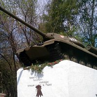 Танк у входа в парк Победы