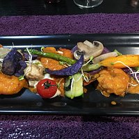 Gambas snackées, cheese cake revisité, tatami de canard et pavlova aux fruits rouges. Belle pré