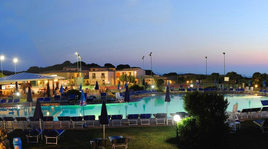 la piscina di notte