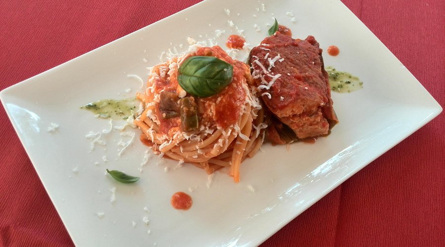 Troccoli al profumo di basilico, con ragù di peperoni ripieni, e cacioricotta nostrano