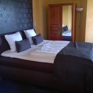 Ein riesiges Boxspringbett in einem sehr geschmackvoll gestaltetem Zimmer
