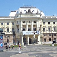 Прекрасный вид на фонтан Ганимеда и здание Словацкой национальной оперы