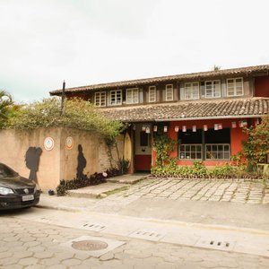 Hostel Central - Estacionamento e hall de entrada