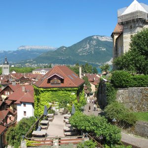 Blick aus dem Dachzimmer auf Frühstücksterasse