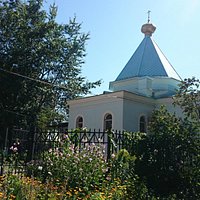 Небольшой храм со всех сторон окружен домами