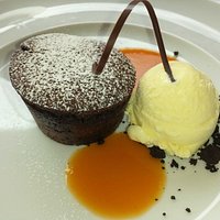 Tortino di cioccolato, gelato e salsa d'albicocca