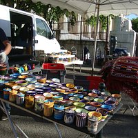 Cerâmica e tapeçaria entre frutas e legumes