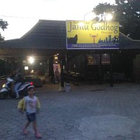 Foto parkiran depan Cafe Herbal Jamu Godhog