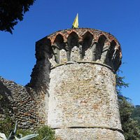 Veduta del Torrione con la bandiera di San Michele