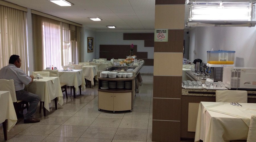 Fachada do hotel e áreas internas