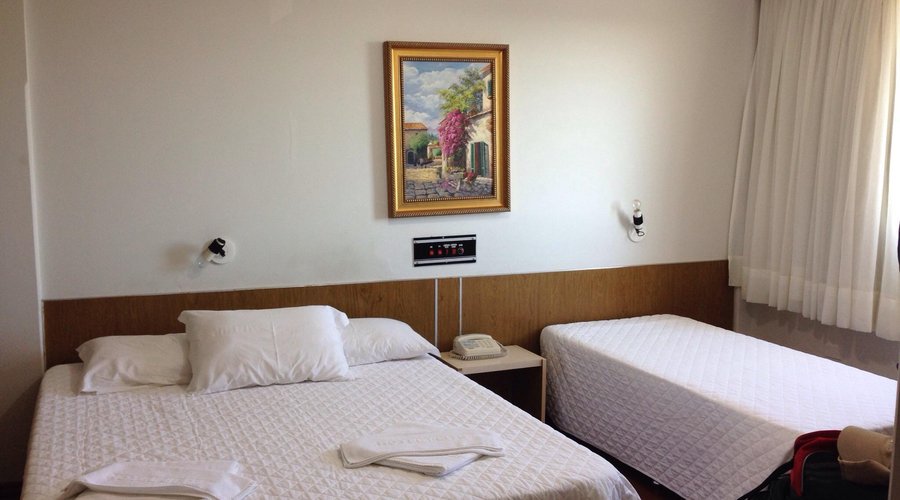 Fachada do hotel e áreas internas