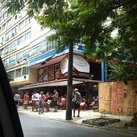 Fachada do lugar em dia movimentado