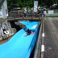 すぐそばには川を利用した無料スライダープールがあります。7月中旬~8月末まで。