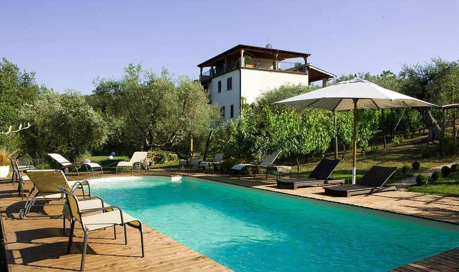 Panoramica esterna con piscina
