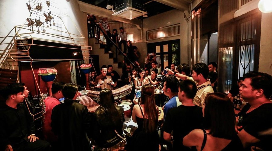 The vibe on 1st floor when there is live performance.