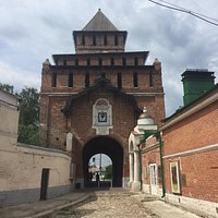 Маленькая беленькая справа от входа в ворота