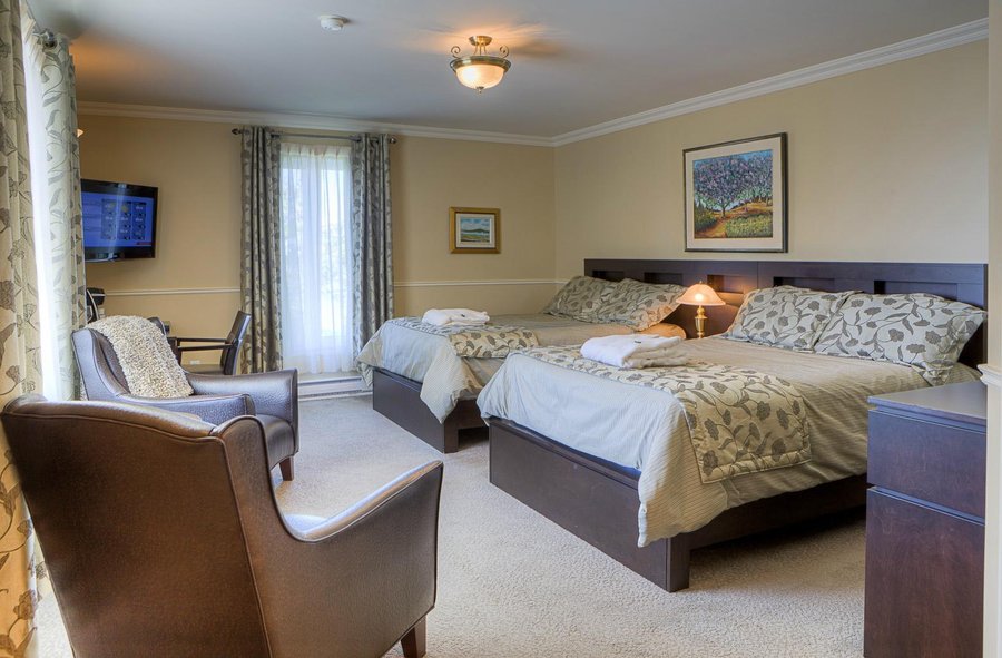 AUBERGE DU PORTAGE - Hotel Reviews (Notre-Dame-du-Portage, Canada)