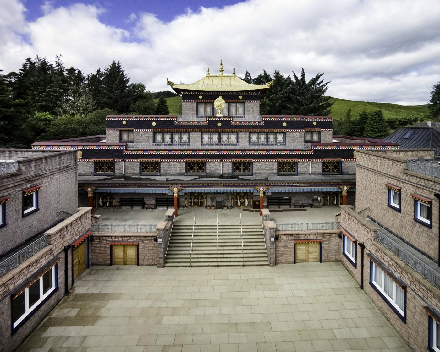 KAGYU SAMYE LING MONASTERY AND TIBETAN CENTRE (LANGHOLM, ESCÓCIA): 41 ...