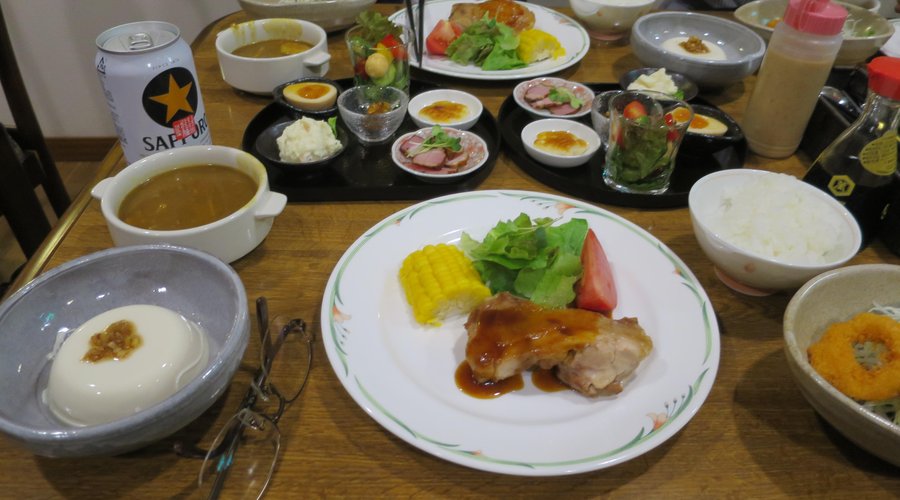 9月のある日の夕食です。品数も多くまた佐渡から取り寄せている米から炊いたご飯も美味しいです。