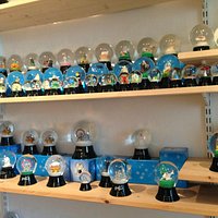 所狭しとスノードームが展示販売されてます。