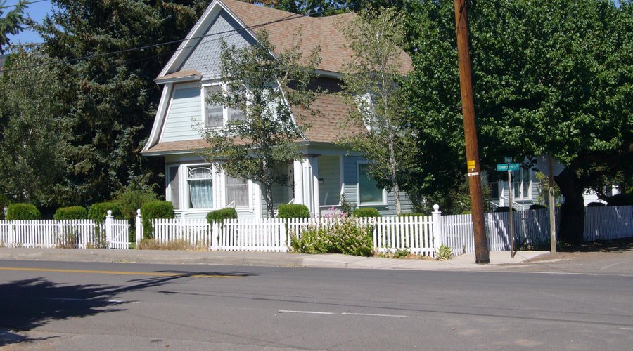 Victorian Guesthouse one block from Main Street
