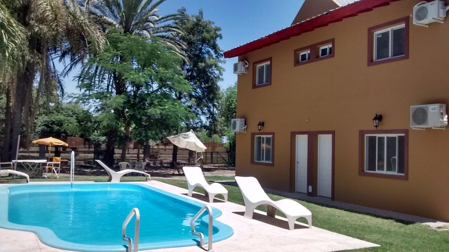 Frente y piscina