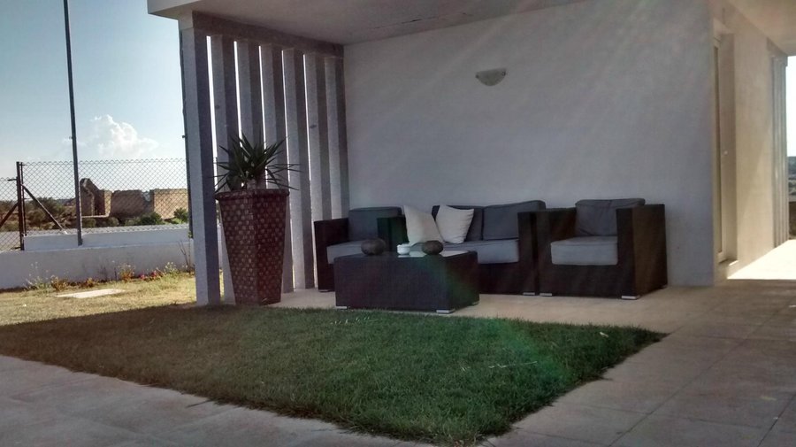 Espace de repos à la piscine