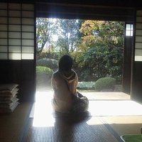 2014.11 南側の庭に向かって座る
