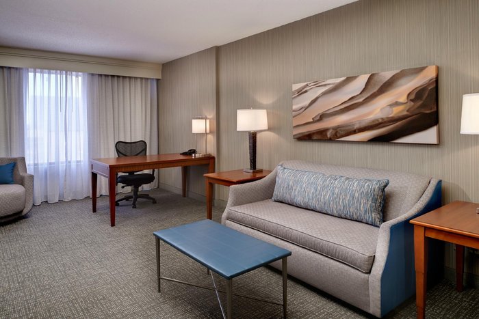 Courtyard by Marriott Detroit Downtown Valet Parking: Pictures ...