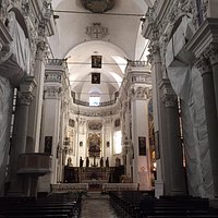 Facciata e navata centrale