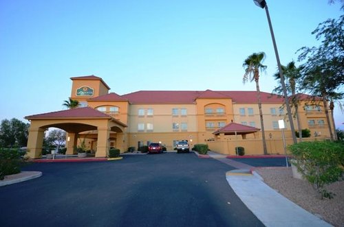 La Quinta Inn & Suites by Wyndham Phoenix I-10 West image