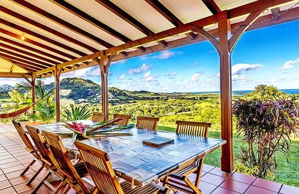 Vue de la terrasse devant la cuisine