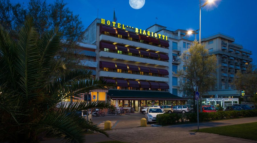 L Hotel Biagiotti in notturna con la romantica luna piena estiva