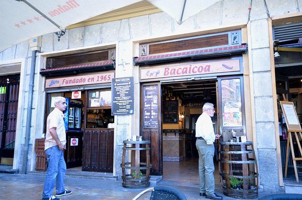 Nuestra barra con tiradores de cerveza Alhambra - Picture of Errondaberri,  Bilbao - Tripadvisor