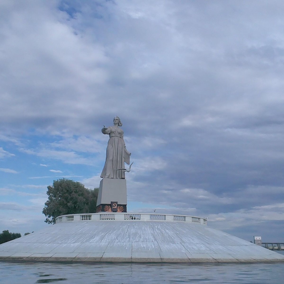 Памятник мать волга