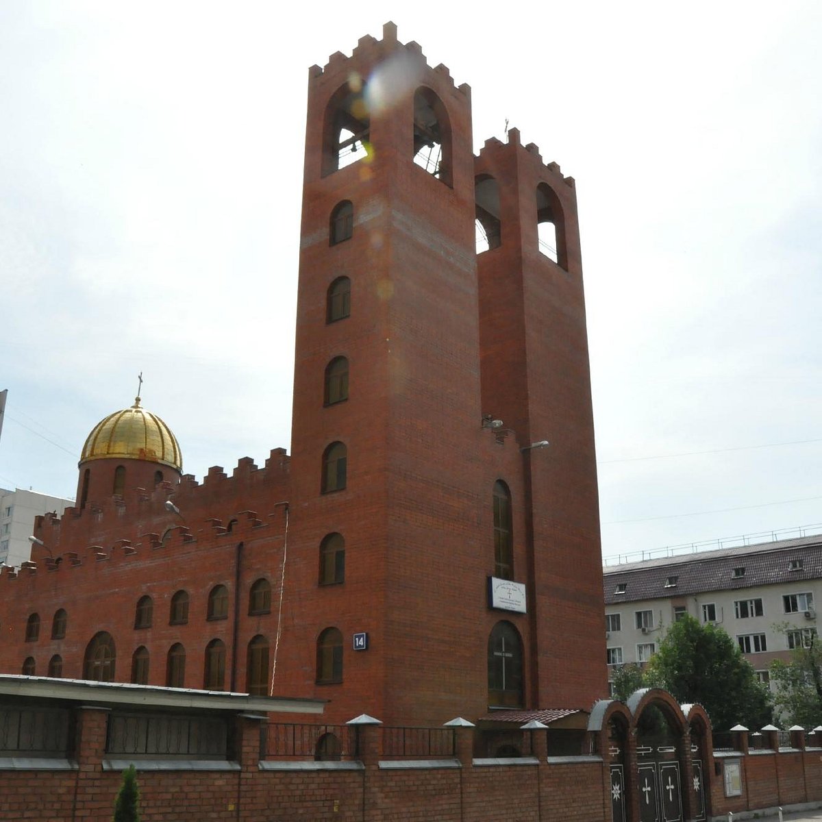 Церковь восточный москва. Ассирийская Апостольская Церковь Москва. Ассирийская Церковь в Москве адрес. Ворота церкви Востока в Москве. Таганская достопримечательности рядом.