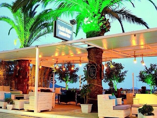 yacht point lounge & club bar