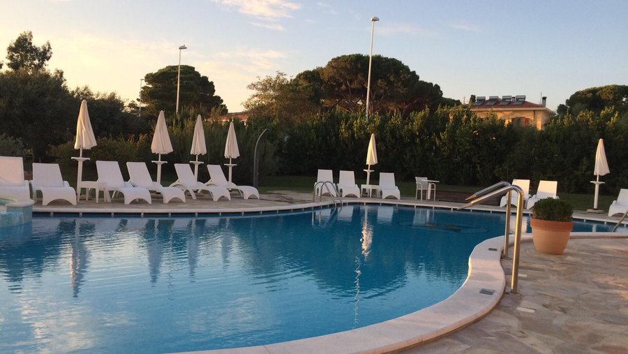 La terrasse du Resto vu sur la piscines