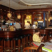 Inrichting van het restaurant met prachtige bar