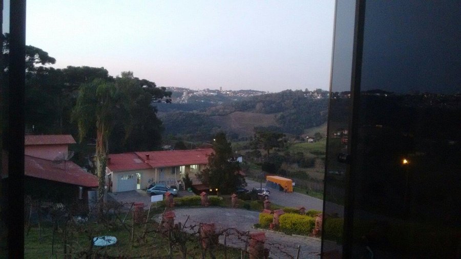 Vista do quarto cabernet sauvignon. Nascer do sol, pôr do sol e meio do dia.